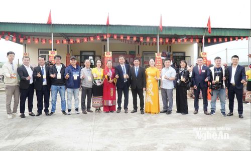 Ê kíp Báo và phát thanh, truyền hình Nghệ An tham gia tuyên truyền tại điểm cầu xã Quỳ Hợp. Ảnh: P.V
