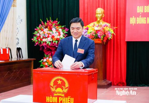 Đồng chí Hoàng Nghĩa Hiếu bỏ phiếu bầu cử. Ảnh: Thanh Lê