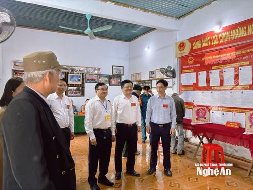 Đồng chí Ngọc Kim Nam - Ủy viên Ban Thường vụ, Trưởng Ban Tuyên giáo và Dân vận Tỉnh ủy và đoàn công tác kiểm tra điểm bầu cử tại xã Tam Đồng. Ảnh: Hồ Hà