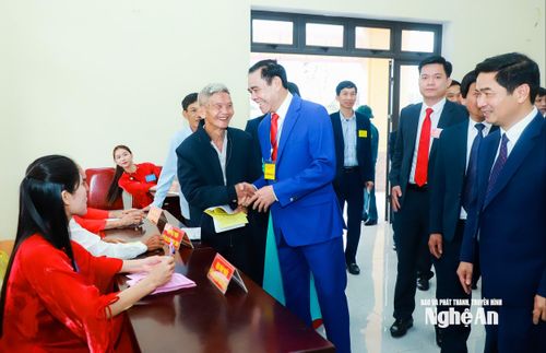 Chủ tịch UBND tỉnh Võ Trọng Hải trò chuyện với cử tri xã Đại Huệ. Ảnh: Thành Duy