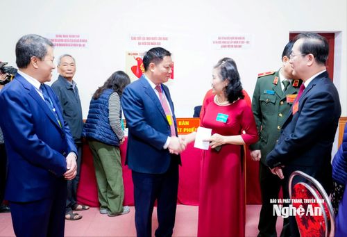 Bí thư Tỉnh ủy Nguyễn Khắc Thận trò chuyện với cử tri tại khu vực bỏ phiếu khối 22 Hưng Bình (phường Thành Vinh). Ảnh: Phạm Bằng
