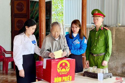 Do tuổi cao, đau ốm và gặp khó khăn trong việc đi lại, ông Thái Văn Nhiên (thôn 3, xã Vũ Quang) đã được các thành viên tổ bầu cử ở xã Vũ Quang mang hòm phiếu phụ đến tận nhà hỗ trợ bỏ phiếu.