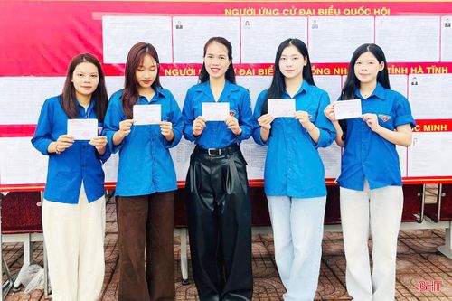 Sáng 15/3, hơn 7.000 đoàn viên, thanh niên trên toàn tỉnh đã đồng loạt tham gia hỗ trợ tại 1.100 khu vực bỏ phiếu, góp phần tạo nên không khí sôi nổi, trách nhiệm trong ngày hội của toàn dân. Trong ảnh: Đoàn viên thanh niên xã Đức Minh tham gia bỏ phiếu bầu cử.