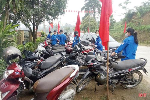 Đoàn viên thanh niên xã Kim Hoa hỗ trợ người dân sắp xếp xe, đảm bảo trật tự, an toàn giao thông tại khu vực xung quanh điểm bỏ phiếu.
