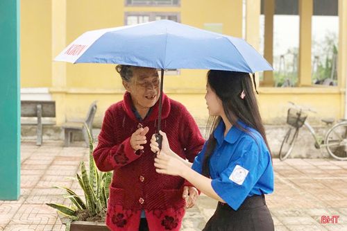 ...và cử tri cao tuổi, sự hỗ trợ nhiệt tình của đoàn viên thanh niên đã giúp việc di chuyển, thực hiện các bước bỏ phiếu trở nên thuận lợi hơn.