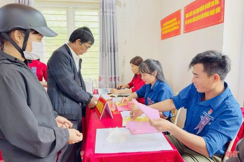 Tại các điểm bỏ phiếu, lực lượng đoàn viên, thanh niên đã tích cực tham gia nhiều hoạt động thiết thực như: hướng dẫn cử tri tìm hiểu về các ứng viên; thực hiện các bước bỏ phiếu; hỗ trợ soạn phiếu giúp cử tri...