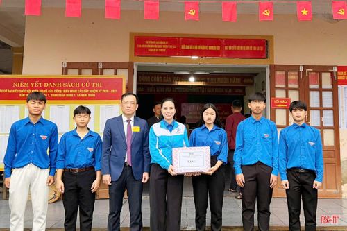 Trong sáng 15/3, đồng chí Nguyễn Ny Hương - Phó Chủ tịch Ủy ban MTTQ tỉnh, Bí thư Tỉnh đoàn, Chủ tịch Hội LHTN Việt Nam tỉnh Hà Tĩnh đã đến thăm hỏi, tặng quà động viên các đội hình thanh niên tình nguyện đang thực hiện nhiệm vụ hỗ trợ tại các khu vực bầu cử ở xã Nghi Xuân.