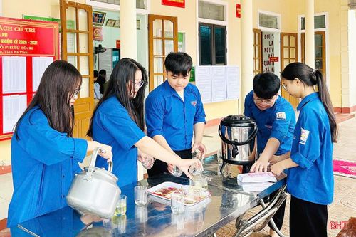 Tuổi trẻ xã Mai Phụ chuẩn bị nước uống, hỗ trợ người dân trong thời gian chờ làm thủ tục bỏ phiếu, góp phần tạo không khí thân thiện, chu đáo tại khu vực bầu cử.