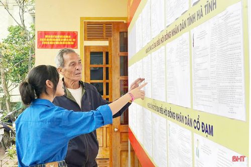 Đoàn viên thanh niên xã Cổ Đạm hướng dẫn người dân tìm hiểu các thông tin về ứng cử viên.