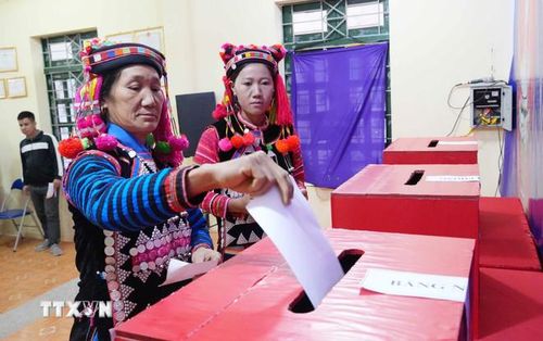  Đồng bào dân tộc Hà Nhì trong trang phục rực rỡ bỏ phiếu tại Tổ bầu cử số 1, xã Sín Thầu. (Ảnh: Trung Kiên/TTXVN) 