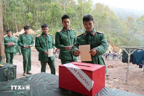  Các chiến sỹ Tiểu đoàn 1, Lữ đoàn 543, Quân khu 2 tiến hành bỏ phiếu vào thùng phiếu phụ của Tổ bầu cử số 1, xã Sín Thầu, Điện Biên. (Ảnh: Trung Kiên/TTXVN) 