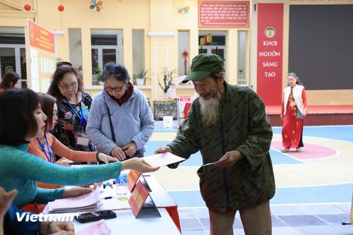 Cử tri là người cao tuổi đến bỏ phiếu bầu cử tại Khu vực bỏ phiếu số 1, Phường Hoàn Kiếm, Hà Nội. (Ảnh: Minh Thúy/Vietnam+)