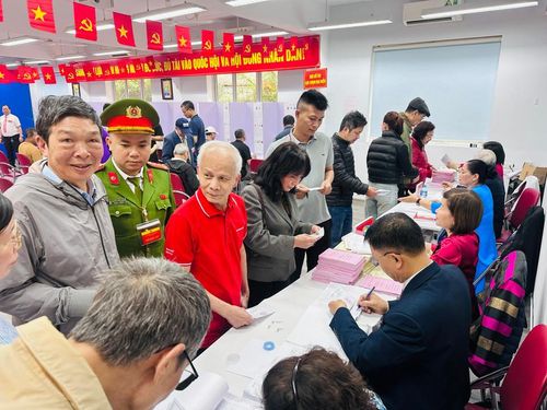 Gần 79 triệu cử tri trên khắp mọi miền đất nước thực hiện quyền và nghĩa vụ công dân, bỏ lá phiếu lựa chọn những người xứng đáng nhất làm đại biểu Quốc hội khóa XVI và đại biểu Hội đồng nhân dân các cấp nhiệm kỳ 2026-2031. (Ảnh: Thùy Giang/Vietnam+)