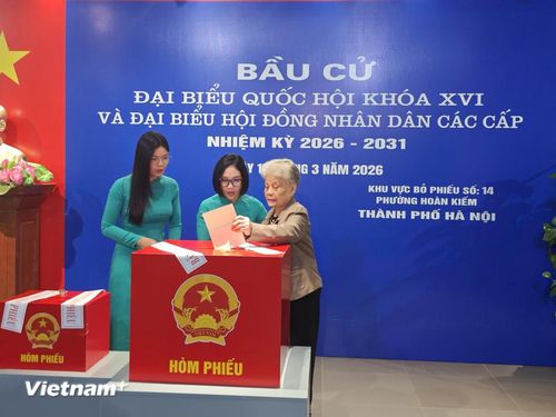 Bà Trần Thị Yến (88 tuổi) cư trú tại Nguyễn Hữu Huân, Hoàn Kiếm - đã một mình đến khu vực bỏ phiếu số 13 trên phố Hàng Buồm để gửi gắm niềm tin vào từng lá phiếu, kỳ vọng những đại biểu dân cử sẽ đại diện cho ý chí, nguyện vọng của các tầng lớp nhân dân. (Ảnh: Minh Thúy/Vietnam+)
