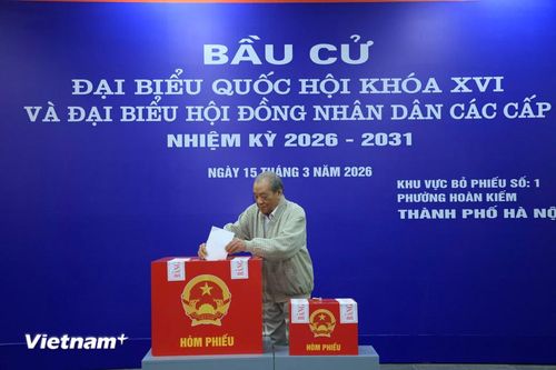 Cụ ông Đỗ Tiến Thức (86 tuổi) bỏ phiếu bầu cử tại Khu vực bỏ phiếu số 1, Phường Hoàn Kiếm, Hà Nội. (Ảnh: Minh Thúy/Vietnam+)
