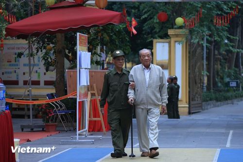 Cụ ông Đỗ Tiến Thức (86 tuổi), nguyên cán bộ ngành Giáo dục đến bỏ phiếu bầu cử tại khu vực bỏ phiếu số 1, phường Hoàn Kiếm. (Ảnh: Minh Thúy/Vietnam+)