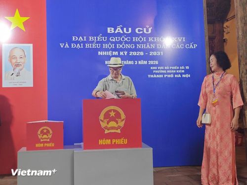 Cử tri Lê Văn Phú (80 tuổi), trú tại Hàng Bạc, Hoàn Kiếm háo hức được đi thực hiện quyền và nghĩa vụ của một công dân từ sáng sớm tại điểm bỏ phiếu số 15, Đình Kim Ngân. (Ảnh: Minh Thúy/Vietnam+)