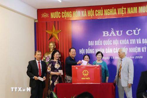 Các cử tri phường Hải Dương bỏ phiếu tại Nhà văn hóa tổ dân phố 37 (Ảnh: Mạnh Tú/TTXVN)