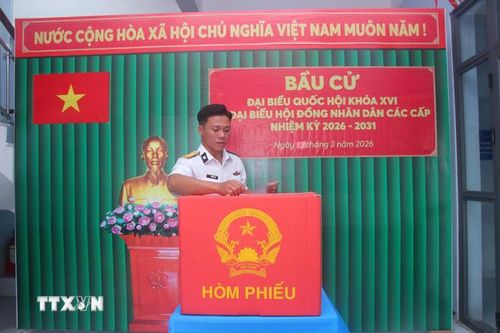  Cán bộ chiến sỹ trên đảo Hòn Chuối tiến hành bầu cử sớm. (Ảnh: Chanh Đa/TTXVN) 