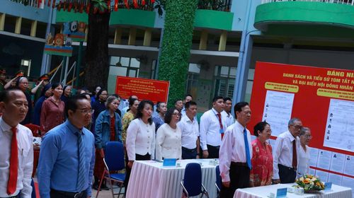 Đúng 7 giờ, các điểm bỏ phiếu thực hiện nghi thức lễ khai mạc bầu cử.
