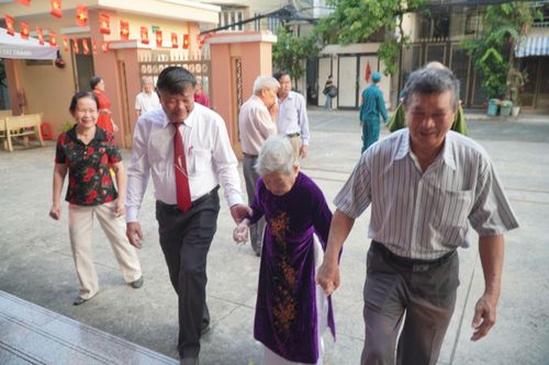 Cử tri 100 tuổi Trần Thị Húc, phường Tân Bình đã có mặt từ sớm để tham gia thực hiện quyền cử tri của mình.