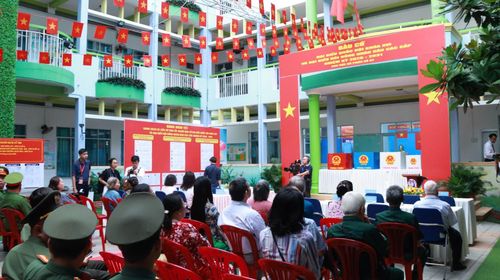 Tại khu vực bỏ phiếu số 2 (Trường Mầm non Tuổi thơ 7) phường Xuân Hòa có ông Nguyễn Tấn Dũng, nguyên Ủy viên Bộ Chính trị, nguyên Thủ tướng Chính phủ và ông Nguyễn Văn Được, Ủy viên Trung ương Đảng, Phó Bí thư Thành ủy, Chủ tịch UBND Thành phố tham dự.