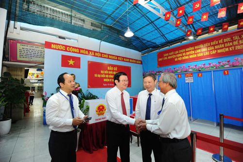 Tại điểm bầu cử số 7, phường Tân Định có nguyên Chủ tịch nước Trương Tấn Sang và Phó Bí Thư Thường trực Thành ủy Lê Quốc Phong tham dự.