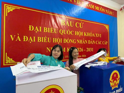 Sau đó, các điểm bỏ phiếu thực hiện niêm phong thùng phiếu để cử tri chuẩn bị bỏ phiếu.