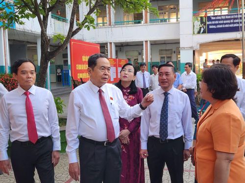 Ủy viên Bộ Chính trị, Chủ tịch Quốc hội Trần Thanh Mẫn và Ủy viên Bộ Chính trị, Bí thư Thành ủy TP Hồ Chí Minh Trần Lưu Quang đã có mặt tại điểm bầu cử ở xã Hóc Môn.
