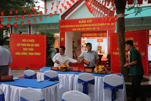 Bên trong khu vực bỏ phiếu, không khí chuẩn bị khá khẩn trương để đảm bảo đúng thời gian làm lễ khai mạc.