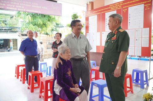Cụ Trần Thị Húc (sinh năm 1926), hiện sinh sống tại khu phố 4, phường Tân Bình, là một trong những cử tri cao tuổi tiêu biểu của địa phương.