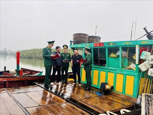 Bộ đội Biên phòng Hà Tĩnh tuyên truyền, hướng dẫn ngư dân bầu cử theo đúng quy định.