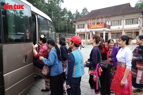 Đồng bào các dân tộc tập trung lên xe di chuyển đến điểm bỏ phiếu trong không khí phấn khởi của ngày hội bầu cử.