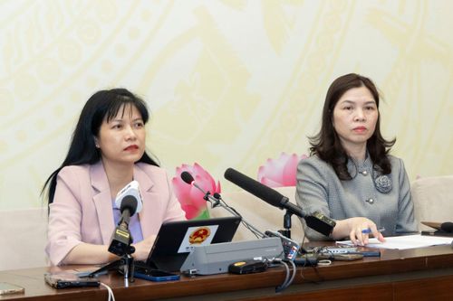 Phó Chủ nhiệm Ủy ban Công tác đại biểu, Phó Chánh văn phòng Thường trực Hội đồng Bầu cử quốc gia Tạ Thị Yên (bên trái ảnh) cung cấp thông tin tới báo chí chiều 15/3.