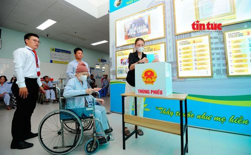 Các bệnh nhân phấn khởi khi được tham gia bỏ phiếu bầu trực tiếp tại bệnh viện.