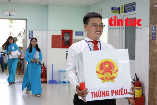 Ông Phạm Lê Minh, thành viên Tổ bầu cử số 5 (phường Xuân Hòa) cùng với các thành viên trong tổ hỗ trợ công tác bầu cử đến với các cử tri đang điều trị tại Bệnh viện Y học cổ truyền TP Hồ Chí Minh.