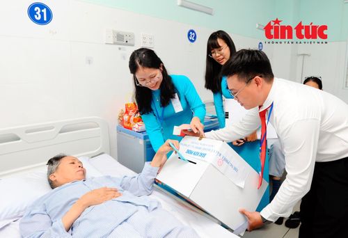 Cử tri thực hiện bỏ phiếu bầu ngay trên giường bệnh khi đang điều trị tại Bệnh viện Y học cổ truyền TP Hồ Chí Minh.