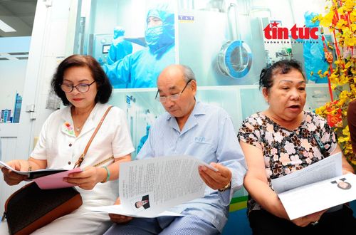 Các cử tri là các bệnh nhân và thân nhân người bệnh tìm hiểu thông tin ứng cử viên đại biểu Quốc hội và Hội đồng nhân dân các cấp nhiệm kỳ 2026 - 2031 tại bệnh viện.