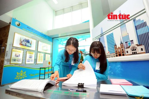Các thành viên Tổ bầu cử số 5 của phường Xuân Hòa chuẩn bị phiếu bầu cho các cử tri tại Bệnh viện Y học cổ truyền TP Hồ Chí Minh.