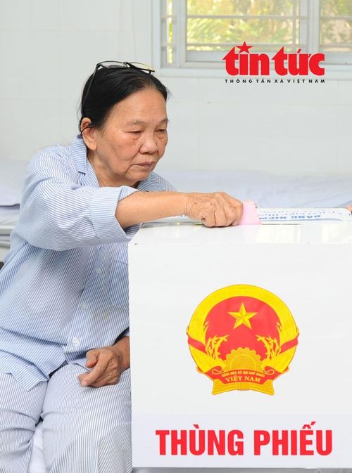 Các cử tri đang điều trị bệnh tại Bệnh viện Y học cổ truyền TP Hồ Chí Minh bỏ phiếu bỏ phiếu bầu cử trực tiếp tại giường bệnh.