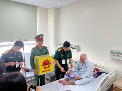 Bệnh viện Quân y 175 (TP Hồ Chí Minh) tổ chức cho bệnh nhân bỏ phiếu tại giường bệnh trong ngày 15/3.