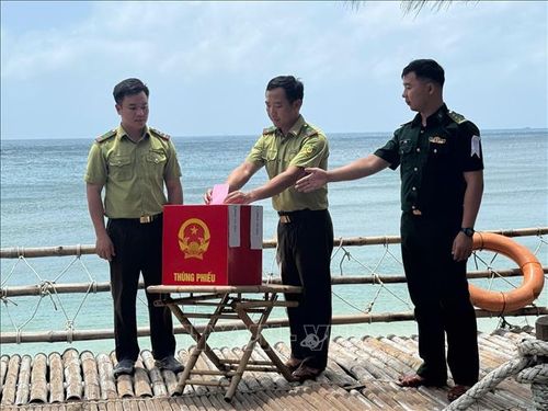 Lực lượng Kiểm lâm Vườn quốc gia Côn Đảo tiến hành bỏ phiếu tại Hòn Bảy Cạnh - Ban quản lý Vườn quốc gia Côn Đảo.