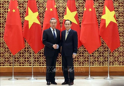 Bộ trưởng Bộ Ngoại giao Lê Hoài Trung đón Bộ trưởng Bộ Ngoại giao Trung Quốc Vương Nghị. Ảnh: An Đăng/TTXVN