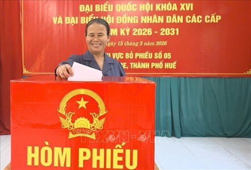 Cử tri xã Khe Tre, thành phố Huế tiến hành bỏ phiếu. Ảnh: Mai Trang/TTXVN