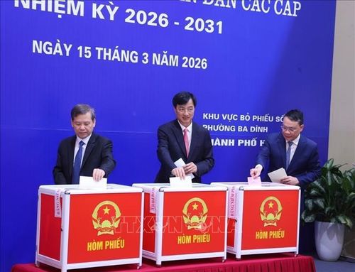 Các đồng chí lãnh đạo Đảng, Nhà nước bỏ phiếu bầu cử tại Khu vực bỏ phiếu số 02 phường Ba Đình, thành phố Hà Nội. Ảnh: Văn Điệp/TTXVN