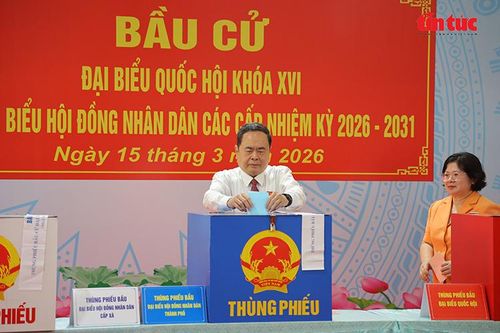 Chủ tịch Quốc hội, Chủ tịch Hội đồng Bầu cử quốc gia Trần Thanh Mẫn thực hiện quyền công dân tại khu vực bỏ phiếu số 14, xã Hóc Môn, TP Hồ Chí Minh. Ảnh: Mạnh Linh/Báo Tin tức và Dân tộc