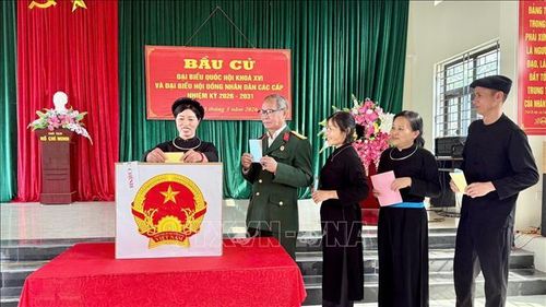 Đồng bào dân tộc Tày ở thôn Nà Ó, xã An Lạc, tỉnh Bắc Ninh đi bỏ phiếu bầu cử. Ảnh: Việt Hùng/TTXVN