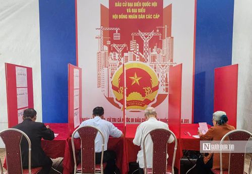 Ghi nhận của Người Đưa Tin, cử tri đã có mặt tại các khu vực bỏ phiếu, tay cầm thẻ cử tri, hồ hởi thực hiện quyền và nghĩa vụ công dân.