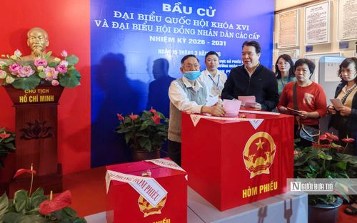 Tại tổ bầu cử số 22 tại phường Hoàn Kiếm, chia sẻ với Báo chí, ông Lưu Thành Anh cho biết, đây thực sự là ngày hội của toàn dân, khi mỗi người dân thực hiện quyền và nghĩa vụ công dân, lựa chọn những đại biểu xứng đáng.