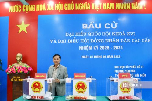 Ông Nguyễn Hữu Chính – Phó Chủ tịch Hội Luật gia Việt Nam bỏ phiếu bầu đại biểu HĐND Thành phố Hà Nội và đại biểu HĐND phường Yên Hòa.